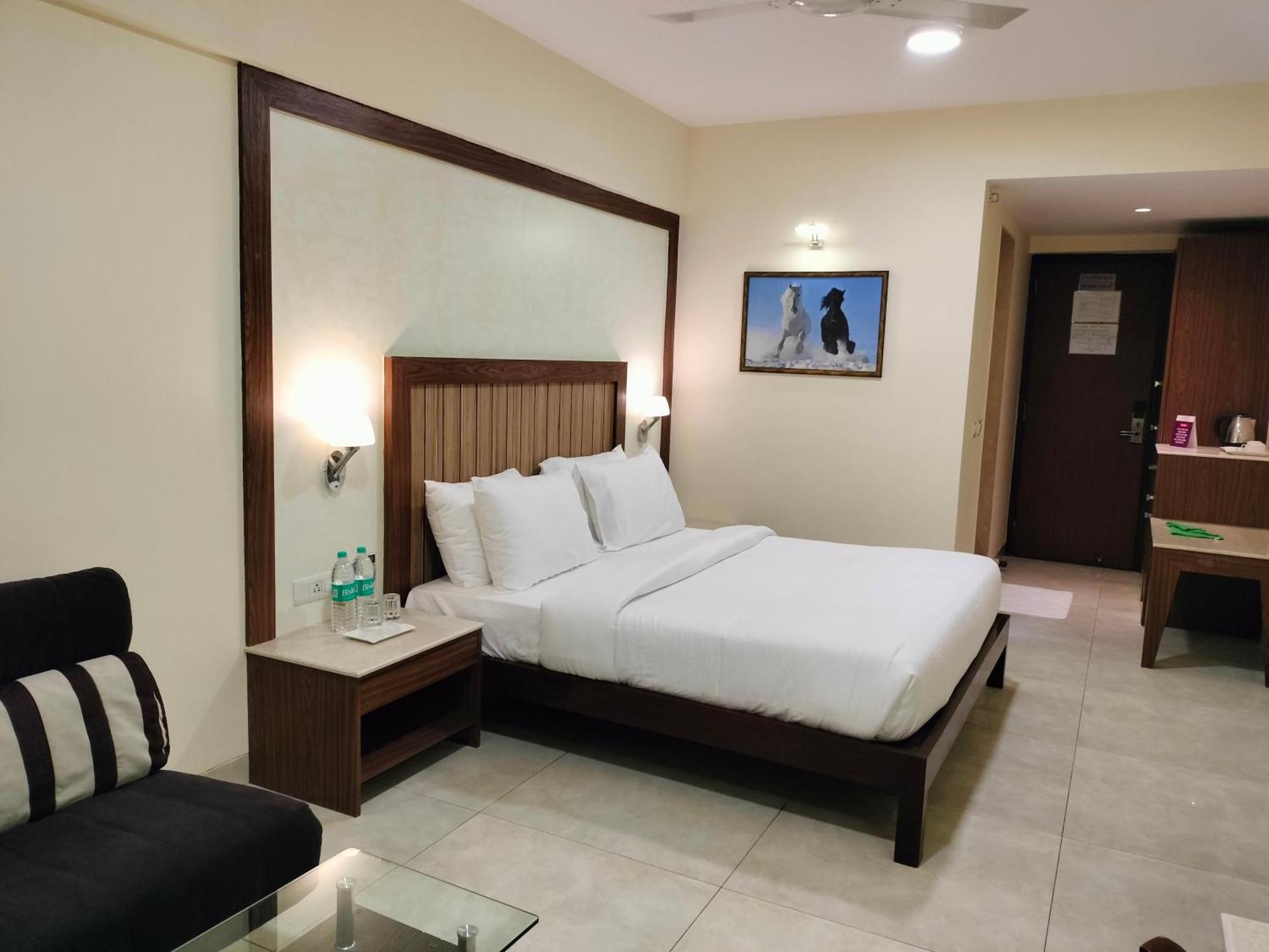 Vits Lonavala Hotel Kültér fotó